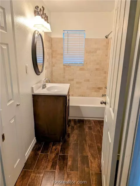 Bath - 1100 E 28th St, Bryan, TX 77803 photo 2 of 4