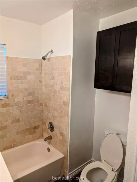 Bath - 1100 E 28th St, Bryan, TX 77803 photo 3 of 4