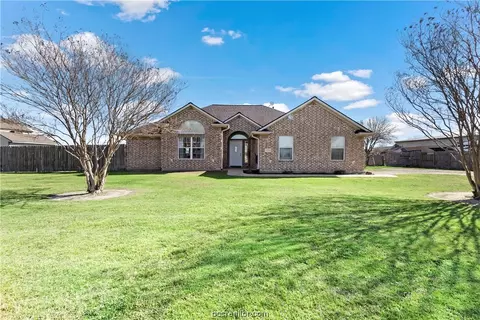 10614 Oak Lake Rd, Bryan, TX 77808