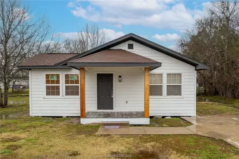 1118 W Washington Ave, Navasota, TX 77868