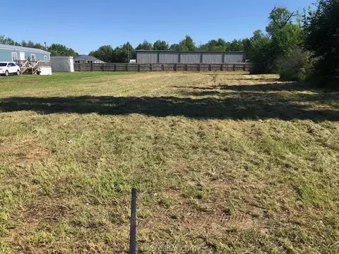 517 E Railroad St, Franklin, TX 77856