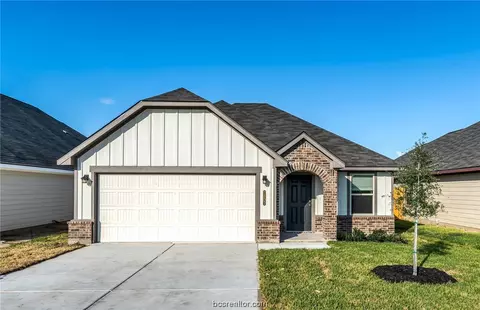 1114 Highgarden Dr, Navasota, TX 77868