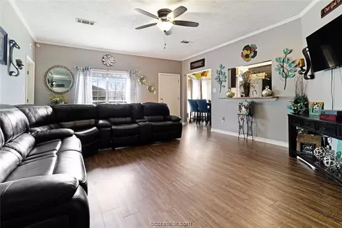 1451 Cedarcrest Ln, Bryan, TX 77803 photo 3