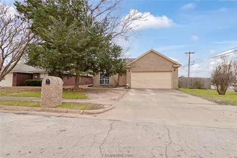 1451 Cedarcrest Ln, Bryan, TX 77803