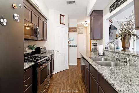 1451 Cedarcrest Ln, Bryan, TX 77803 photo 6