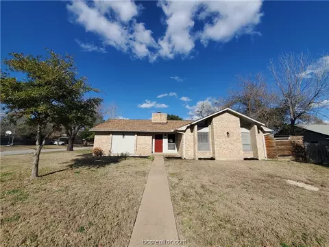 2601 Briar Oaks Dr, Bryan, TX 77802