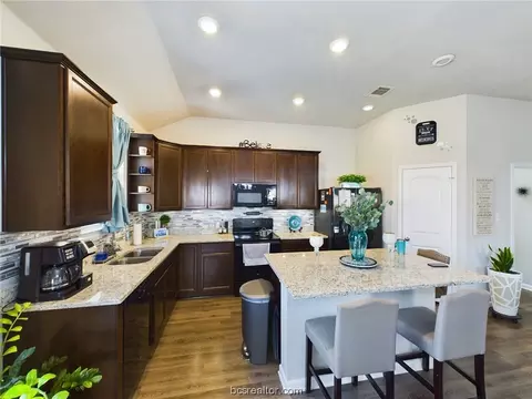 2106 Markley Dr, Bryan, TX 77807 photo 9