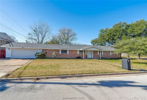 3900 Sunnybrook Ln, Bryan, TX 77802