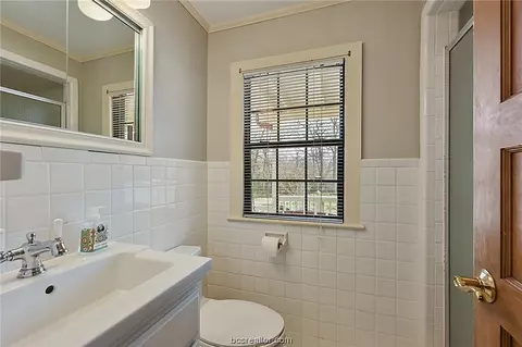 Bath - 201 Hensel Ave, Bryan, TX 77801 photo 2 of 3