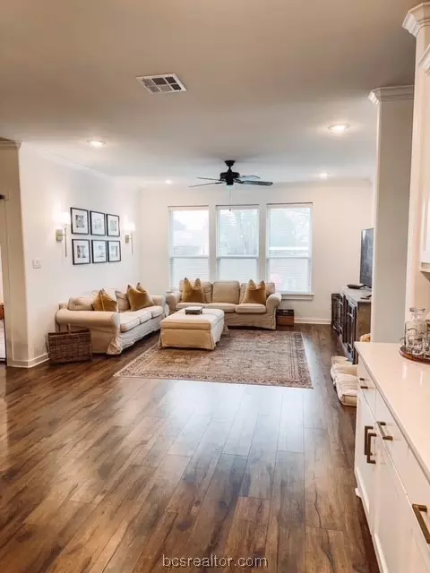709 N Sharp St, Franklin, TX 77856 photo 8