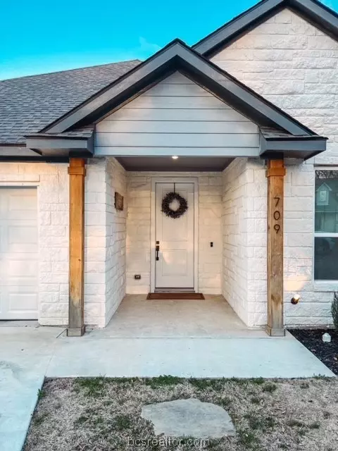 709 N Sharp St, Franklin, TX 77856 photo 3