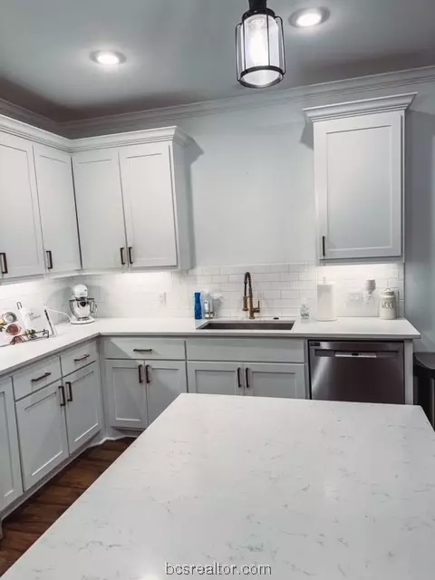 709 N Sharp St, Franklin, TX 77856 photo 6