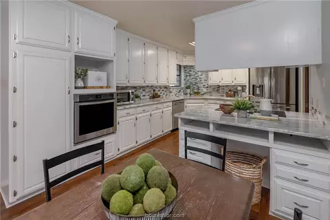 Kitchen - 3600 Sierra Dr, Bryan, TX 77802 photo 4 of 7