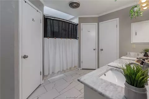 Bath - 3600 Sierra Dr, Bryan, TX 77802 photo 1 of 6