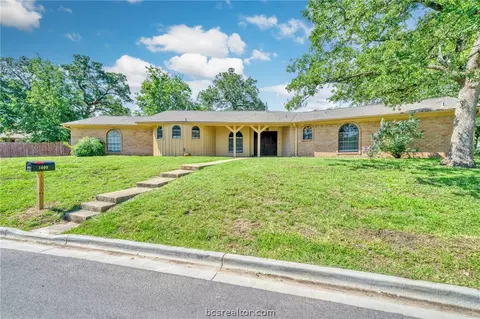 1400 Merry Oaks Dr, College Station, TX 77840