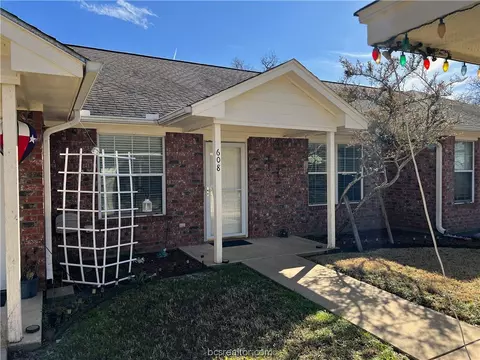 608 N Hearne St, Franklin, TX 77856