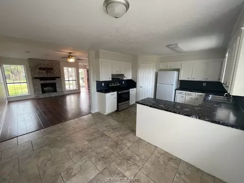 3901 Sierra Ct, Bryan, TX 77802 photo 2