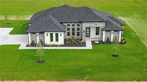 7800 Luke Ct, Bryan, TX 77808