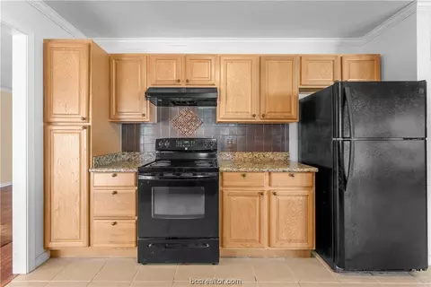 Kitchen - 1925 Wayside Dr, Bryan, TX 77802 photo 2 of 4