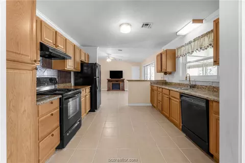 Kitchen - 1925 Wayside Dr, Bryan, TX 77802 photo 3 of 4