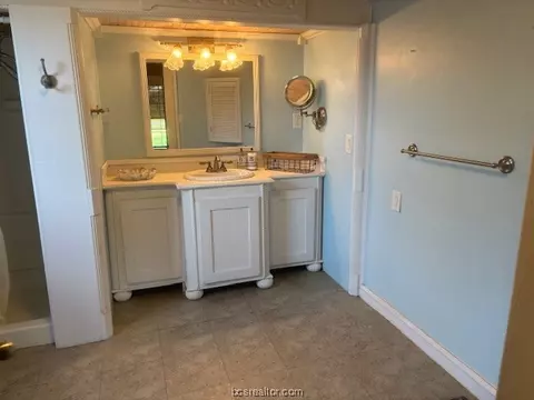 1010 E Hanna St, Calvert, TX 77837 photo 4