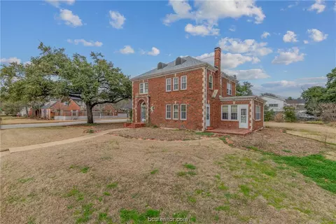 Exterior - 700 E 32nd St, Bryan, TX 77803 photo 3 of 9