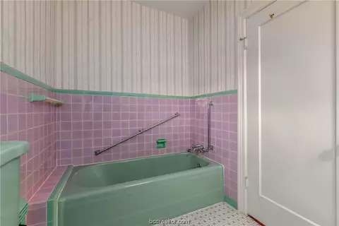 Bath - 700 E 32nd St, Bryan, TX 77803 photo 3 of 3