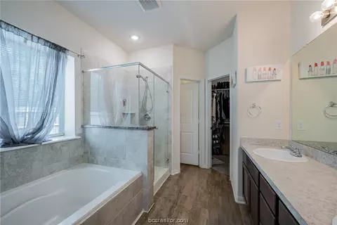 Bath - 25252 Killarney St, Hempstead, TX 77445 photo 2 of 3
