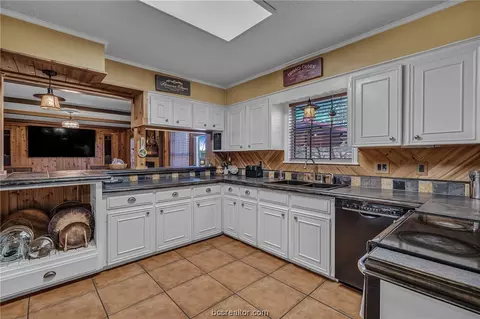 Kitchen - 2505 Memorial Dr, Bryan, TX 77802 photo 4 of 5