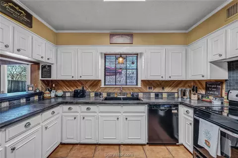 Kitchen - 2505 Memorial Dr, Bryan, TX 77802 photo 3 of 5