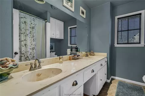 Bath - 2505 Memorial Dr, Bryan, TX 77802 photo 3 of 3