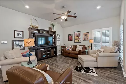 Living - 2113 Stubbs Dr, Bryan, TX 77807 photo 2 of 4