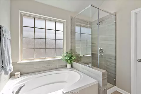 Bath - 2113 Stubbs Dr, Bryan, TX 77807 photo 3 of 3