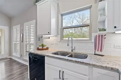 Kitchen - 2113 Stubbs Dr, Bryan, TX 77807 photo 4 of 6