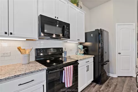 Kitchen - 2113 Stubbs Dr, Bryan, TX 77807 photo 5 of 6