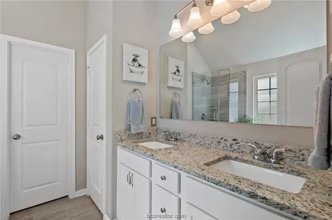 Bath - 2113 Stubbs Dr, Bryan, TX 77807 photo 2 of 3
