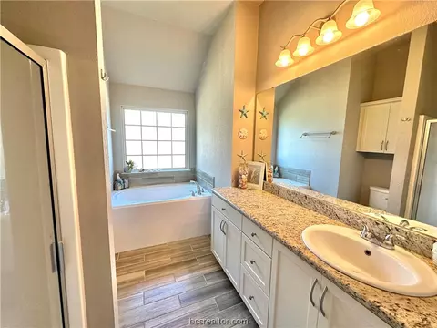 Bath - 1052 Venice Dr, Bryan, TX 77808 photo 2 of 5