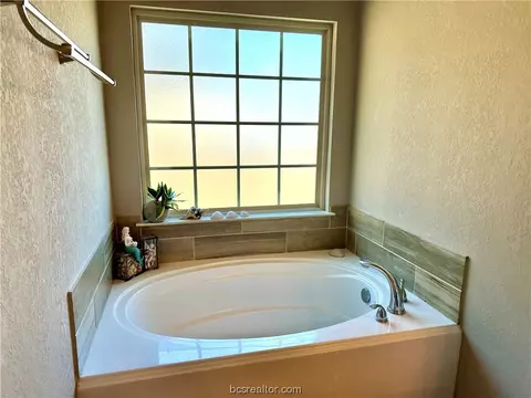 Bath - 1052 Venice Dr, Bryan, TX 77808 photo 3 of 5
