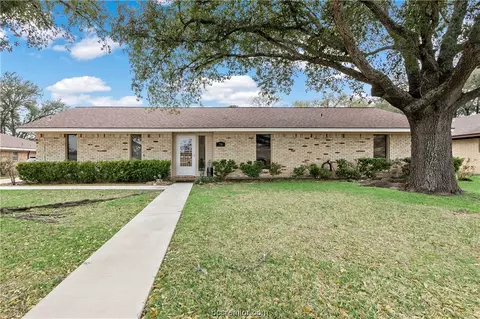 3706 Windridge Dr, Bryan, TX 77802