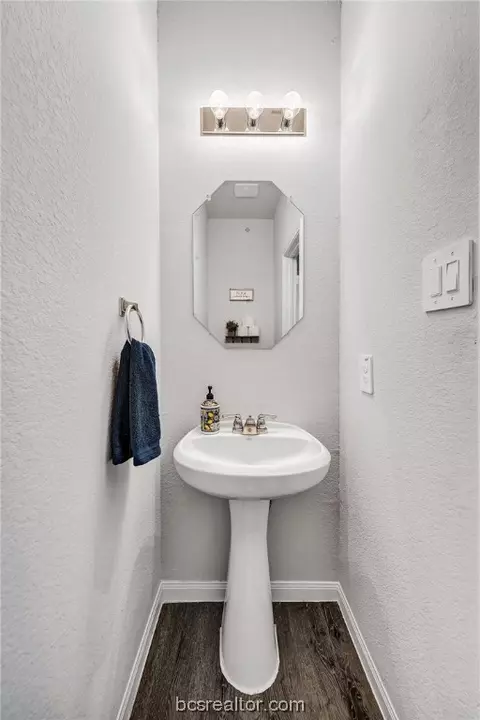 Bath - 963 Harper Ln, Bryan, TX 77803 photo 4 of 5
