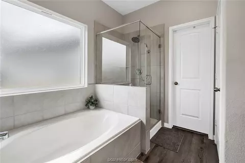 Bath - 963 Harper Ln, Bryan, TX 77803 photo 2 of 5