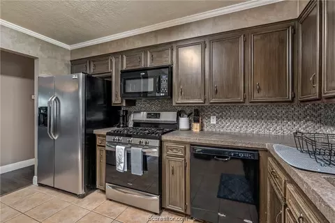 Kitchen - 407 Tee Dr, Bryan, TX 77801 photo 4 of 6