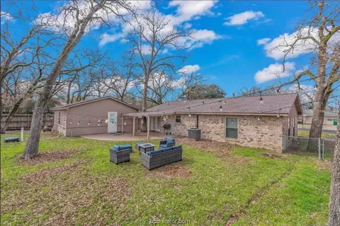 Exterior - 407 Tee Dr, Bryan, TX 77801 photo 5 of 9