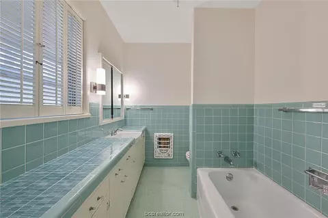Bath - 708 Esther Blvd, Bryan, TX 77802 photo 2 of 2