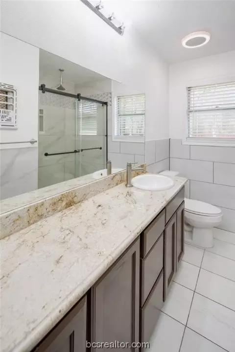 Bath - 2701 Wayside Dr, Bryan, TX 77802 photo 4 of 5