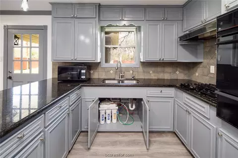 Kitchen - 2701 Wayside Dr, Bryan, TX 77802 photo 4 of 5