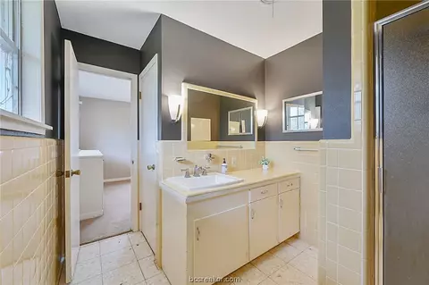 Bath - 807 Esther Blvd, Bryan, TX 77802 photo 2 of 3