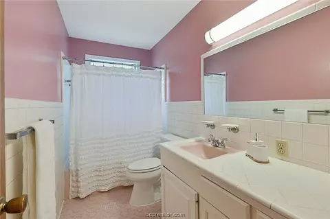 Bath - 807 Esther Blvd, Bryan, TX 77802 photo 3 of 3