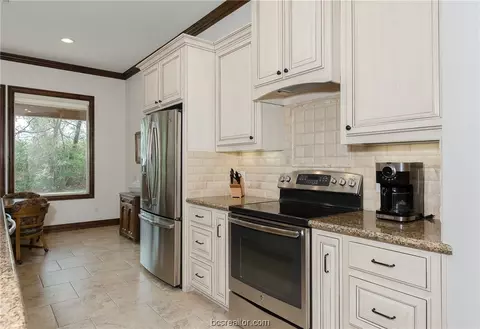 Kitchen - 10601 Commonwealth Dr, Iola, TX 77861 photo 4 of 6