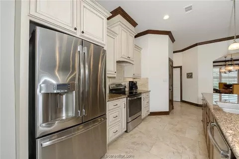 Kitchen - 10601 Commonwealth Dr, Iola, TX 77861 photo 5 of 6
